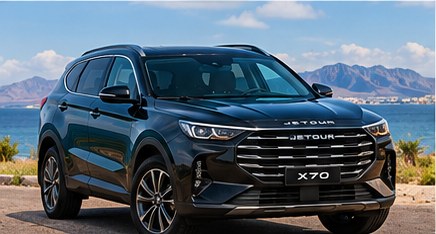 Jetour X70 noir devant la mer